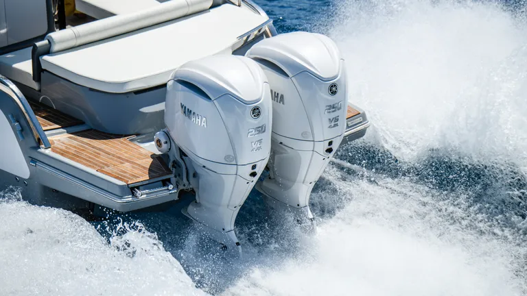 Båtmotor, Yamaha F250UCB